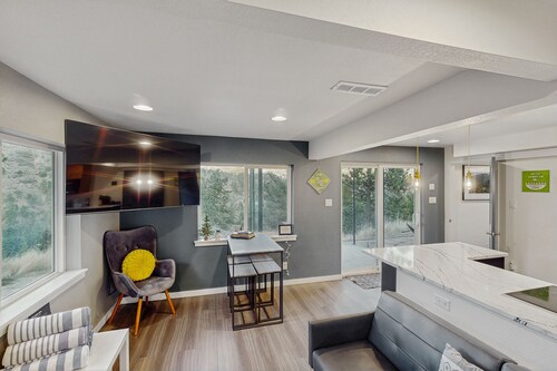 Mountainview apartment with private hot tub and dog-friendly perks