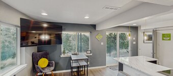 Mountainview apartment with private hot tub and dog-friendly perks