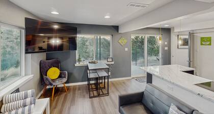 Mountainview apartment with private hot tub and dog-friendly perks