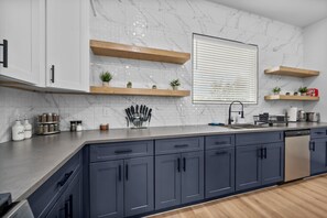 Fridge, microwave, oven, stovetop - Luxe 3BR Midtown + Private Jacuzzi (Houston)