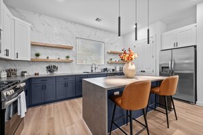 Fridge, microwave, oven, stovetop - Luxe 3BR Midtown + Private Jacuzzi (Houston)