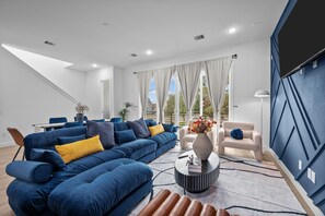 Smart TV, video games, books, stereo - Luxe 3BR Midtown + Private Jacuzzi (Houston)