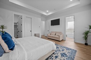 3 bedrooms, in-room safe, desk, iron/ironing board - Luxe 3BR Midtown + Private Jacuzzi (Houston)