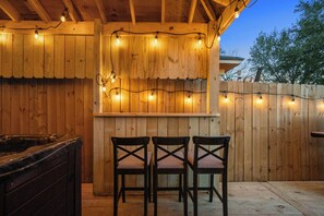Terrace/patio - Luxe 3BR Midtown + Private Jacuzzi (Houston)