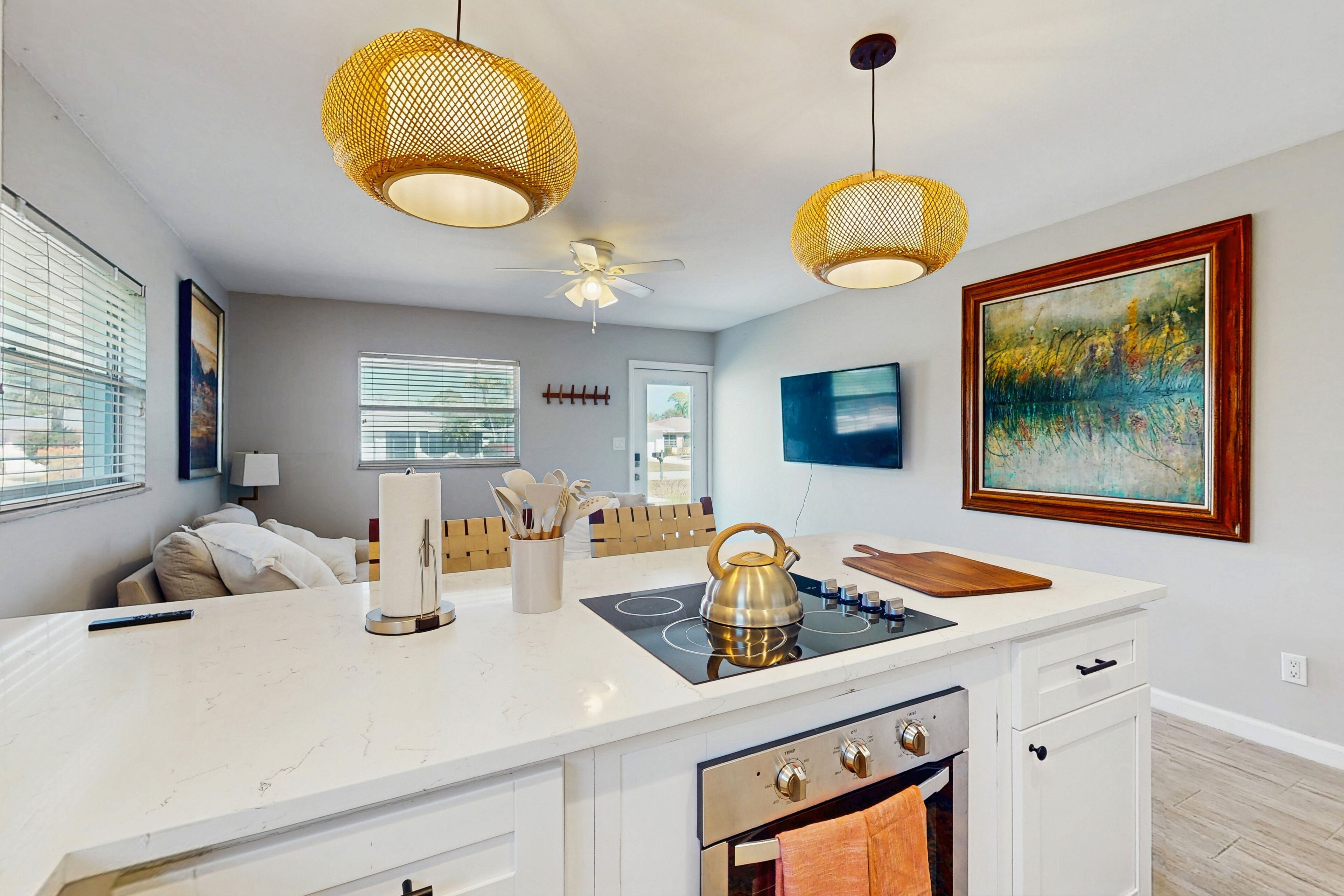 Jääkaappi, mikroaaltouuni, uuni, liesi