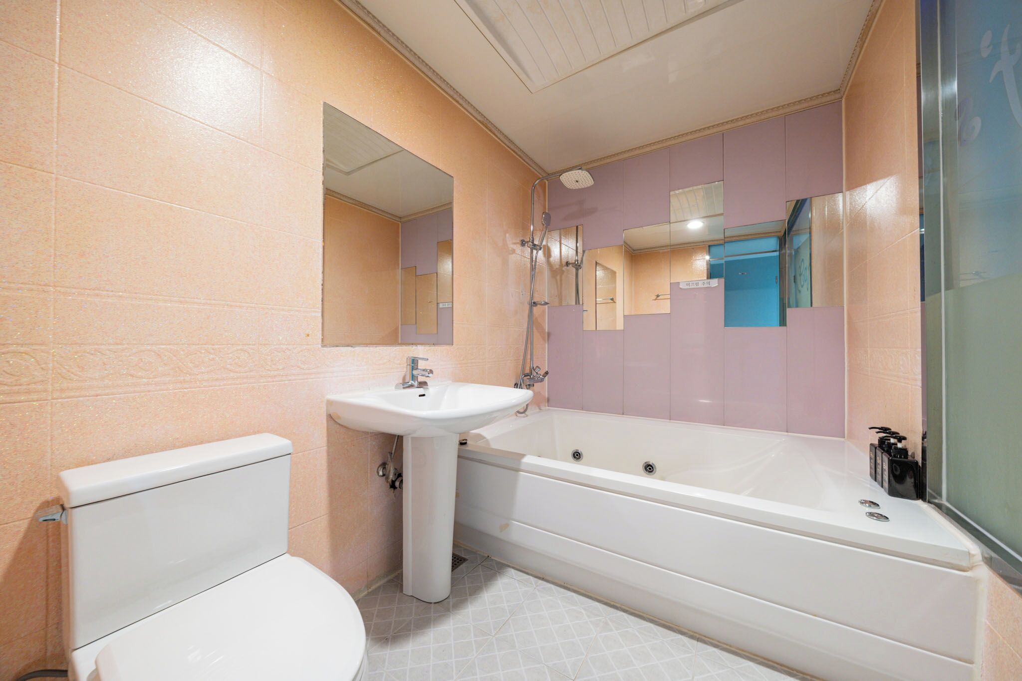 High-Spec 2PC 3060 | Bathroom | Shower, hair dryer, towels, soap