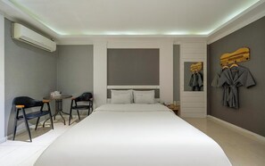 Escritorio, wifi gratis, ropa de cama