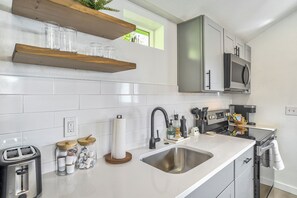 Fridge, microwave, oven, stovetop - Modern Kiowa Studio: Private Fenced Yard & Fire Pit - Walk to OCC (Colorado Springs)