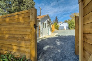 Property grounds - Modern Kiowa Studio: Private Fenced Yard & Fire Pit - Walk to OCC (Colorado Springs)