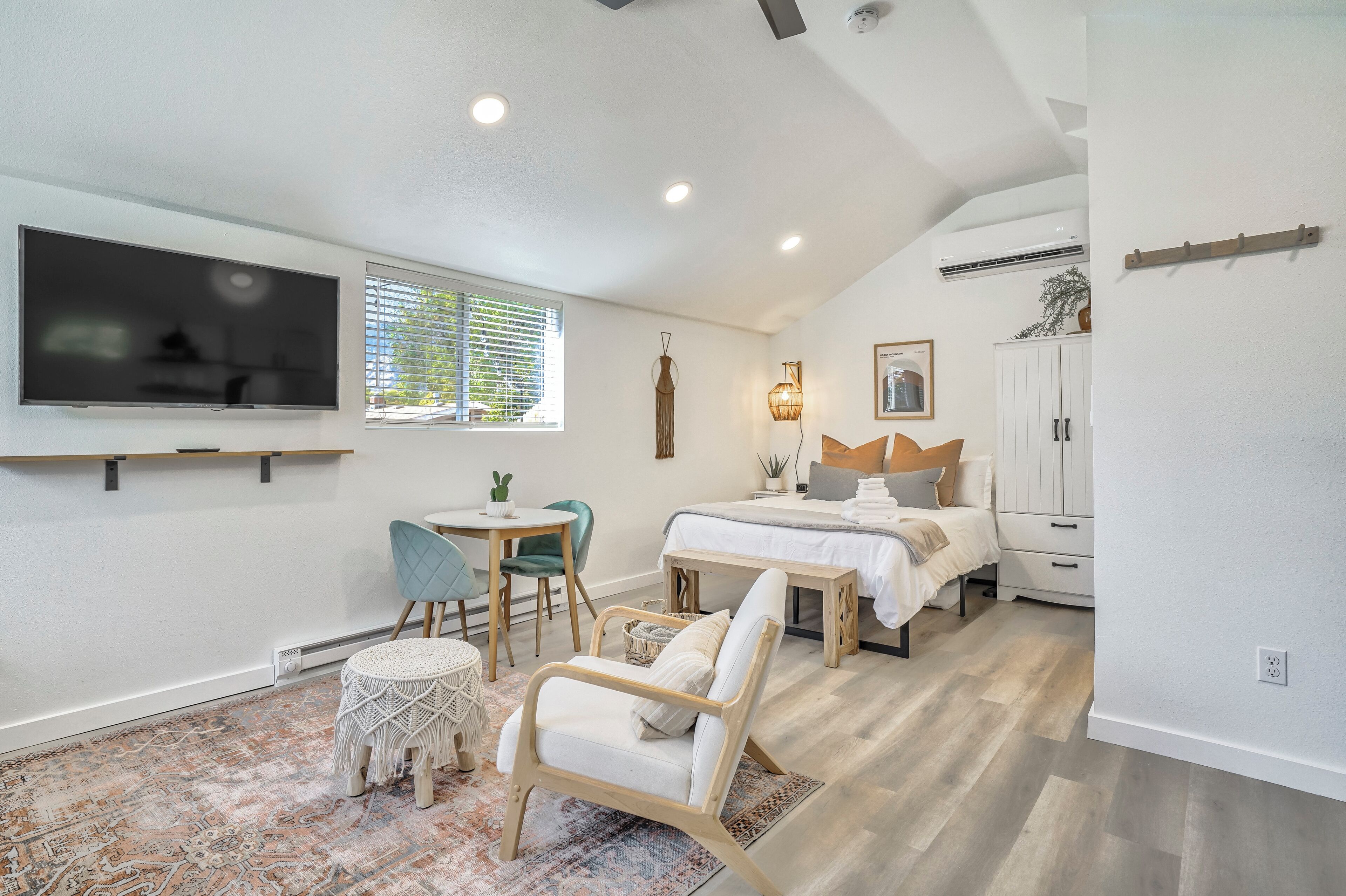 1 habitación, tabla de planchar con plancha y cuna de viaje 