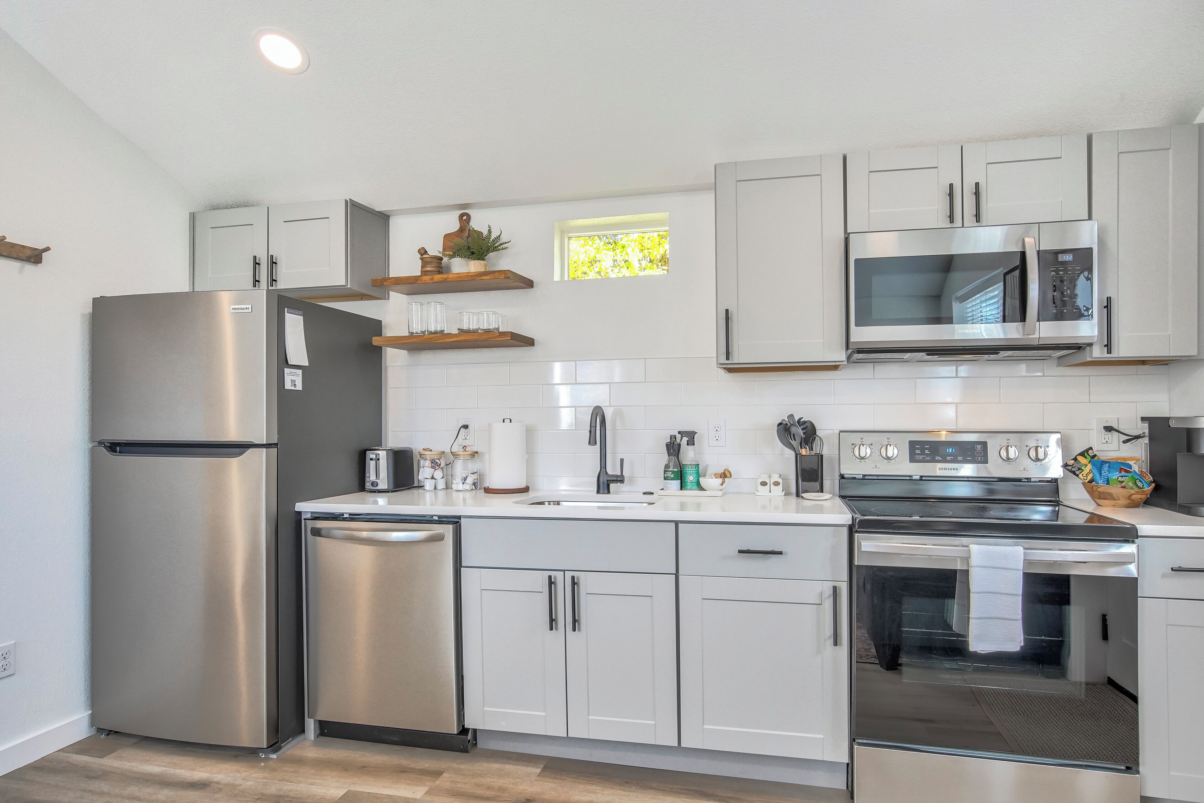 雪櫃、微波爐、焗爐、爐具