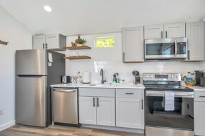 Een koelkast, een magnetron, een oven, een kookplaat