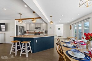 Coffee/tea maker, fridge, microwave, oven - Discover SS Boothbay: a spacious 4-bedroom house in picturesque Boothbay Harbor, ME. (Boothbay Harbor)