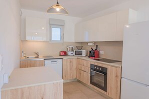 Fridge, microwave, oven, cookware/dishes/utensils - 4-STAR APARTMENT – 2 BEDROOMS – COGOLIN – SWIMMING POOL – CLOSE TO THE TOWN CENTRE (COGOLIN)