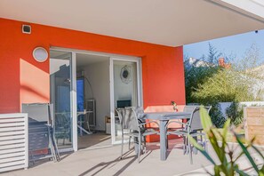 Outdoor dining - 4-STAR APARTMENT – 2 BEDROOMS – COGOLIN – SWIMMING POOL – CLOSE TO THE TOWN CENTRE (COGOLIN)