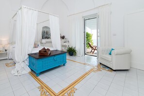 4 chambres, coffres-forts dans les chambres, fer et planche à repasser