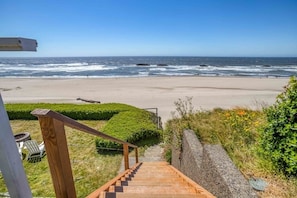 Beach - Captain's Quarters on Jetty~Hot Tub/Oceanfront with Beach Access (Lincoln City)