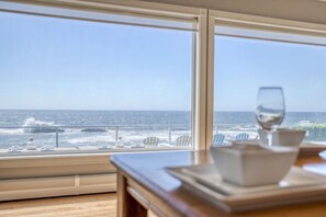 Interior - Captain's Quarters on Jetty~Hot Tub/Oceanfront with Beach Access (Lincoln City)