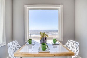 Dining - Captain's Quarters on Jetty~Hot Tub/Oceanfront with Beach Access (Lincoln City)