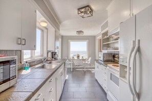 Private kitchen - Captain's Quarters on Jetty~Hot Tub/Oceanfront with Beach Access (Lincoln City)
