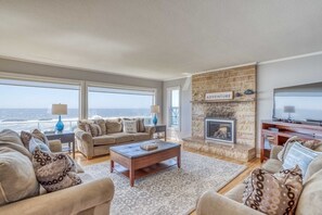 Living area - Captain's Quarters on Jetty~Hot Tub/Oceanfront with Beach Access (Lincoln City)
