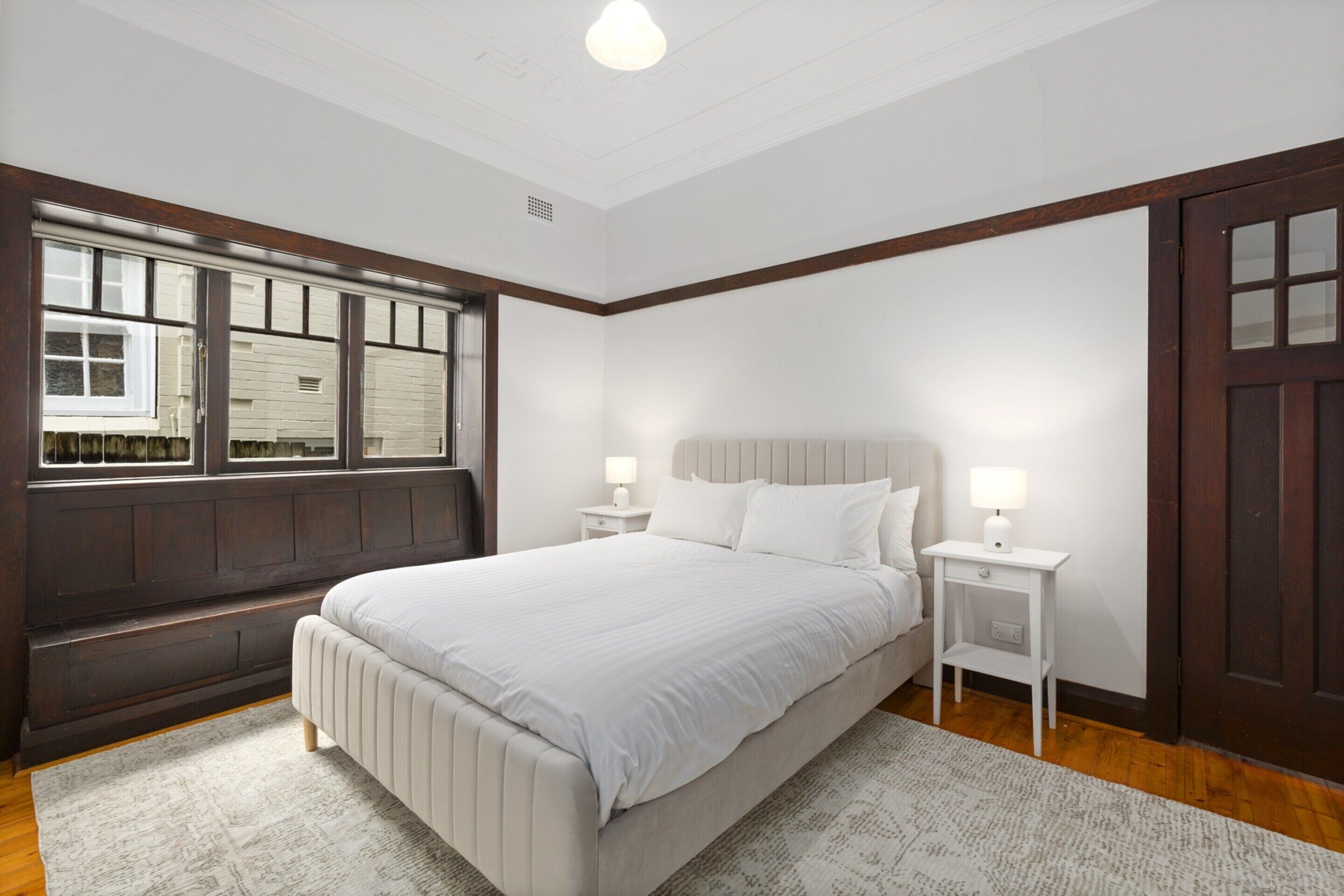 2 habitaciones, espacio para trabajar con laptop y ropa de cama 