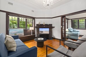 Apartment | Living room - Relaxing Stay Near Fairlight's Scenic Spots (Sydney)