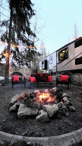 Rural stay in a modern rv with vintage  cabin-glamping vibes & forest trails