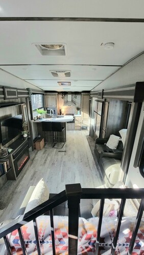 Rural stay in a modern rv with vintage  cabin-glamping vibes & forest trails