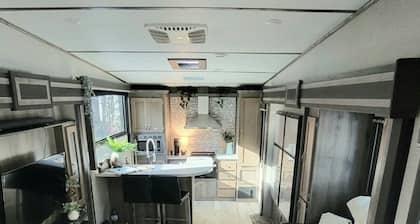 Rural stay in a modern rv with vintage cabin-glamping vibes & forest trails