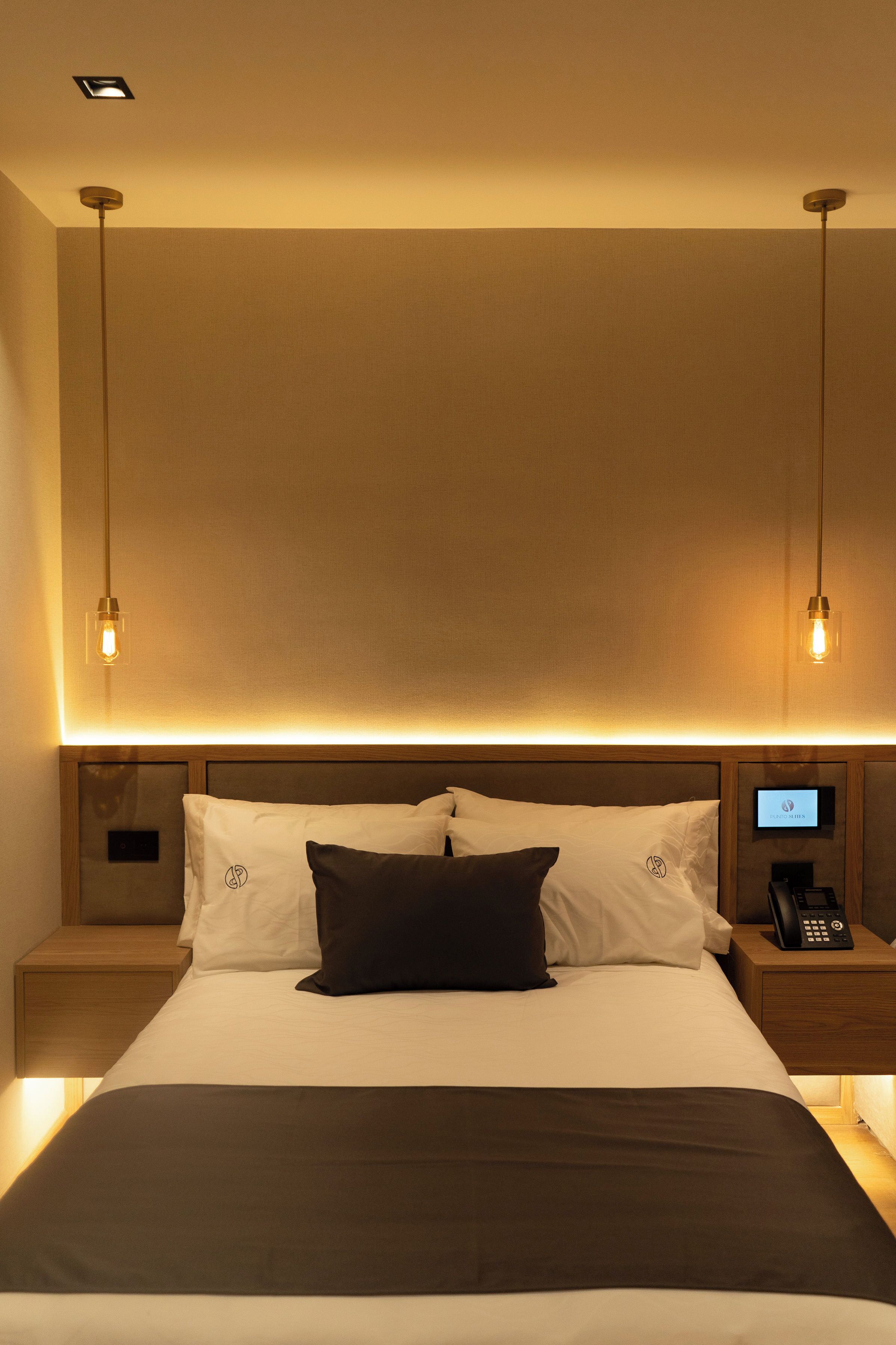 Caja de seguridad en la habitación y tabla de planchar con plancha 