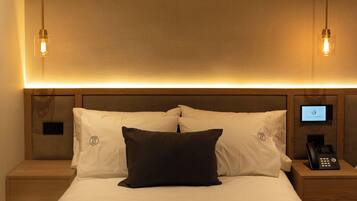 Caja de seguridad en la habitación y tabla de planchar con plancha