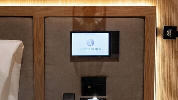 Caja de seguridad en la habitación y tabla de planchar con plancha