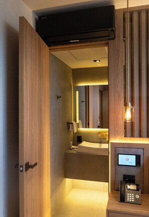 Standard-Suite | Zimmersafe, Bügeleisen/Bügelbrett, kostenloses WLAN