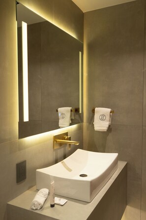 Quarto casal luxo | Banheiro | Chuveiro, secador de cabelo, sabonete, shampoo