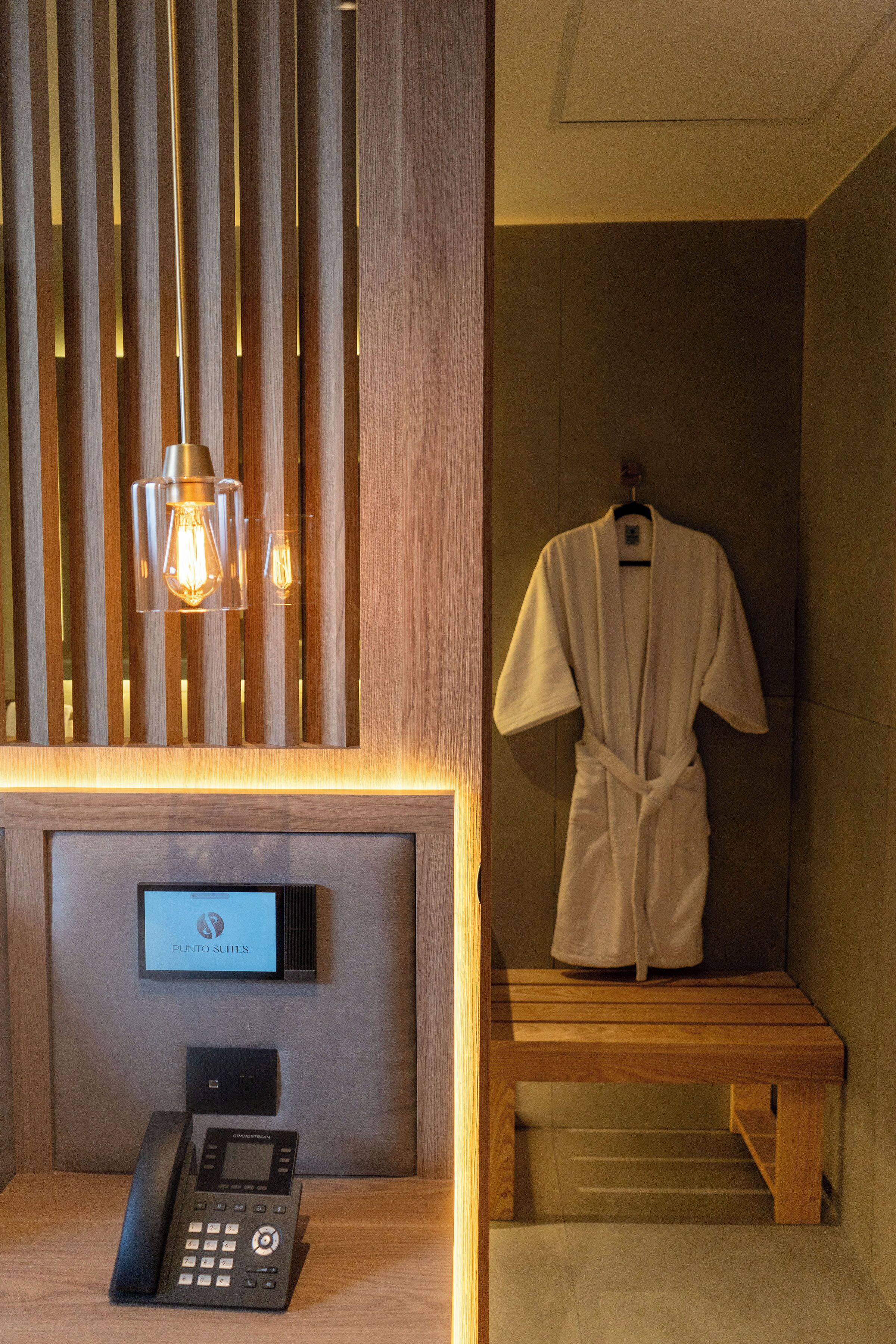 Deluxe Suite | In-room safe, iron/ironing board, free WiFi