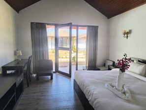 Superior Chalet | Laptop workspace, blackout drapes, free WiFi