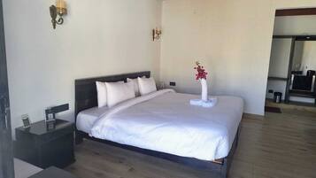 Superior Chalet | Laptop workspace, blackout drapes, free WiFi