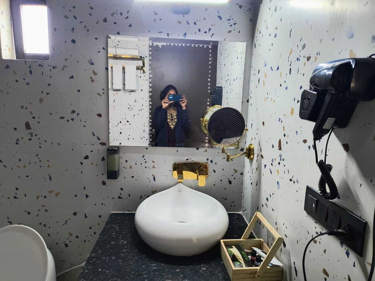 Superior-Doppel- oder -Zweibettzimmer | Badezimmer | Dusche, kostenlose Toilettenartikel, Haartrockner, Hausschuhe