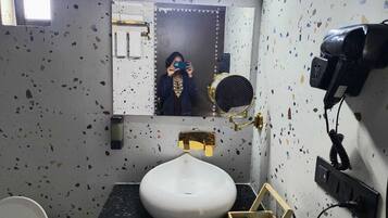 Superior-Doppel- oder -Zweibettzimmer | Badezimmer | Dusche, kostenlose Toilettenartikel, Haartrockner, Hausschuhe