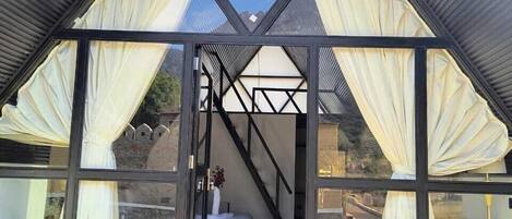 Chambre supérieure double ou avec lits jumeaux | Espace de travail pour ordinateurs portables, rideaux d’obscurcissement