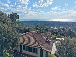 Exterior - Modern Hilltop Retreat: Sea View near Forte dei Marmi (Strettoia)