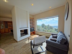 TV, fireplace - Modern Hilltop Retreat: Sea View near Forte dei Marmi (Strettoia)