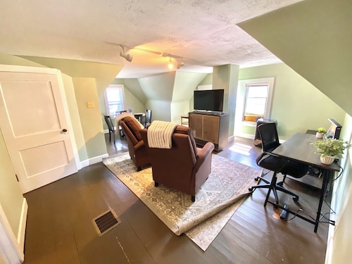 In-N-Out: 1 Bed, 1 Bath Cozy Attic Triplex Apartment