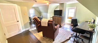 In-N-Out: 1 Bed, 1 Bath Cozy Attic Triplex Apartment