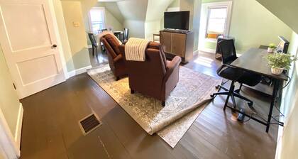 In-N-Out: 1 Bed, 1 Bath Cozy Attic Triplex Apartment