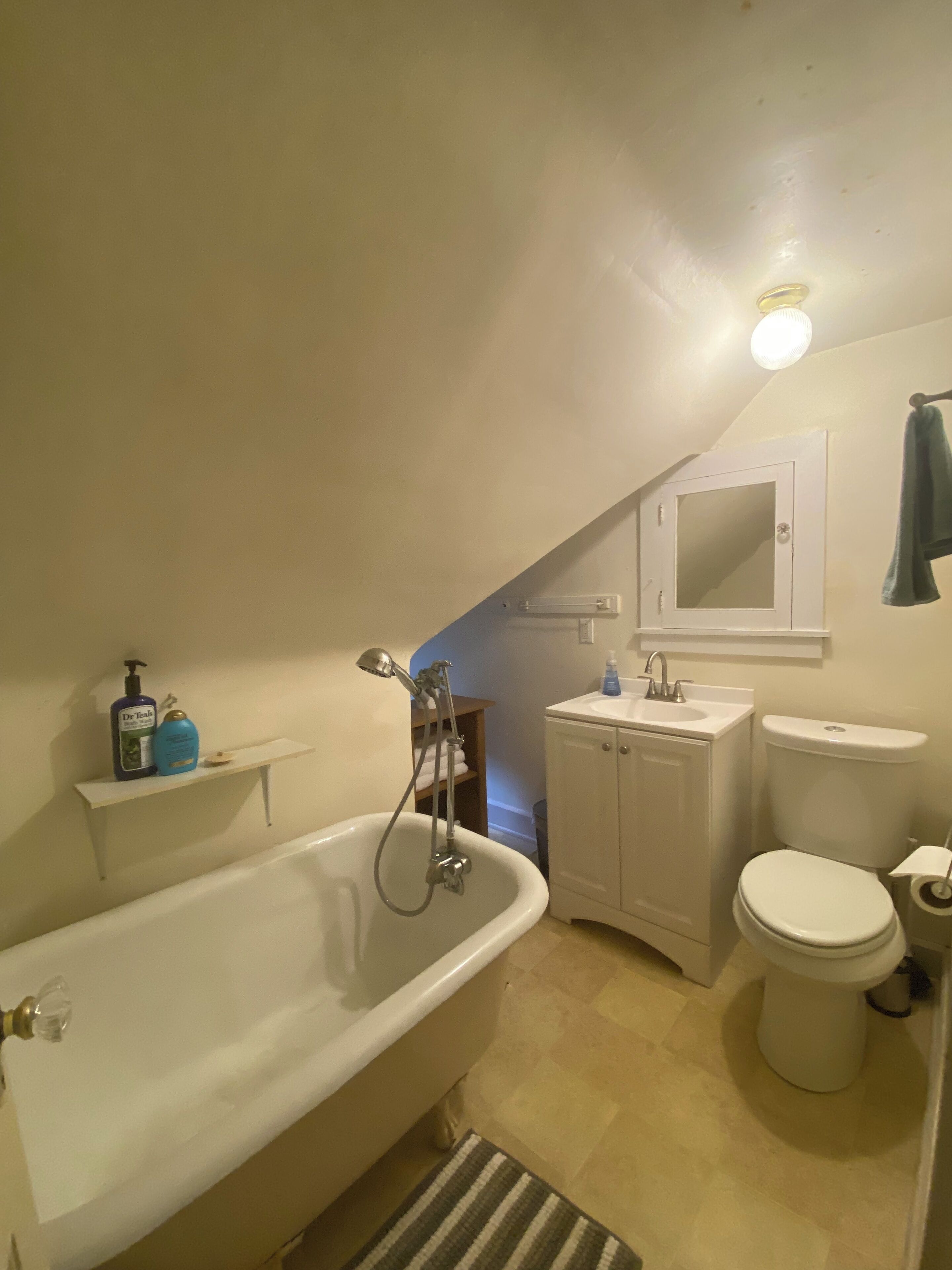 Sèche-cheveux, serviettes fournies, savon, papier toilette