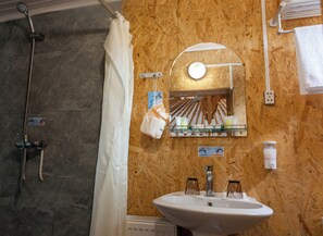 Camera Comfort con letto matrimoniale o 2 letti singoli | Bagno | Doccia, set di cortesia gratuito, asciugacapelli, asciugamani