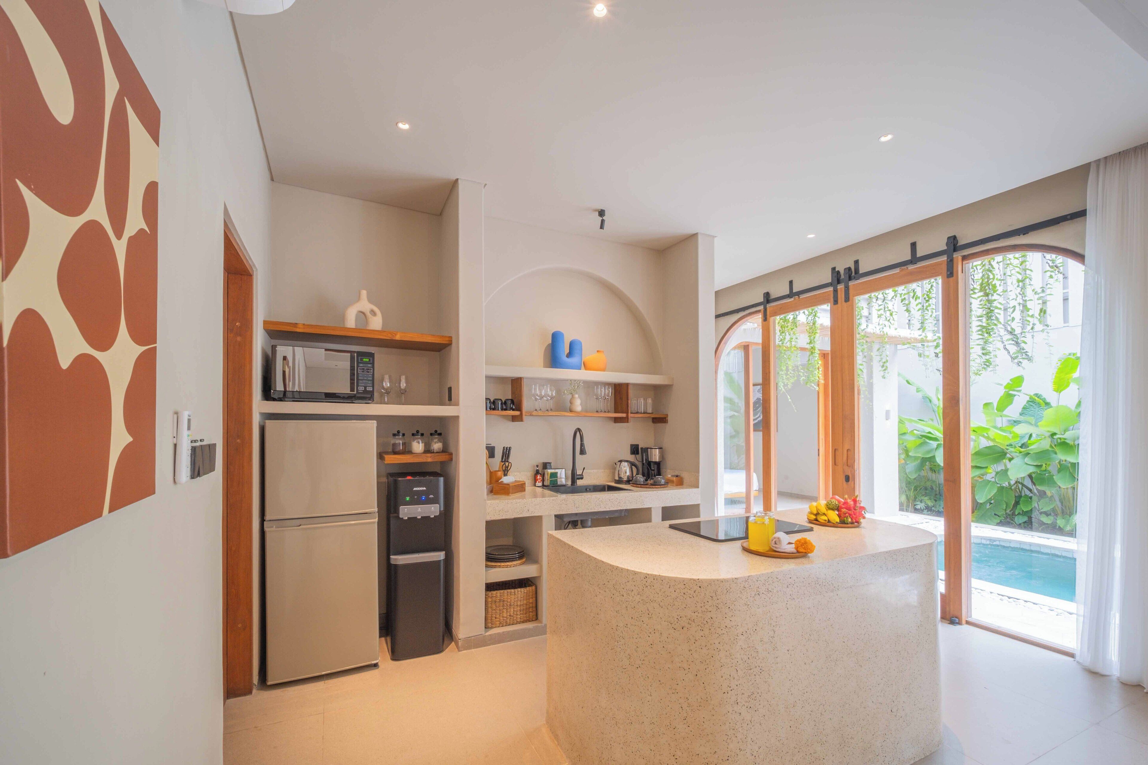 Een koelkast, schoonmaakbenodigdheden