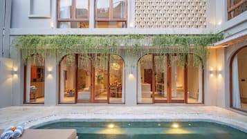 Utendørsbasseng, bassengparasoller og solsenger